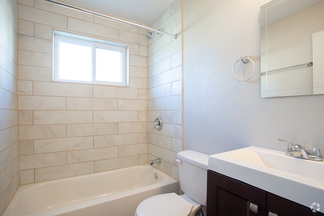 2BR, 1BA - 850 SF