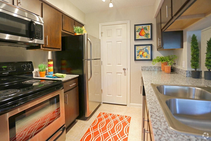 1BR, 1BA - 748 SF - Kitchen