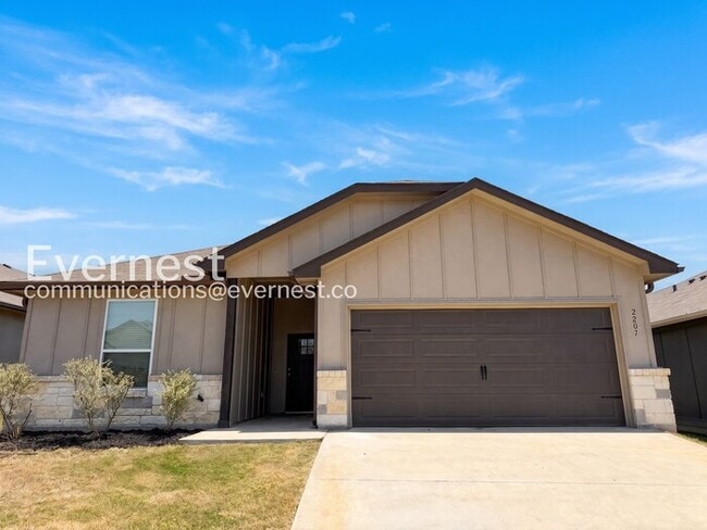 Building Photo - 2207 Hornbeam St