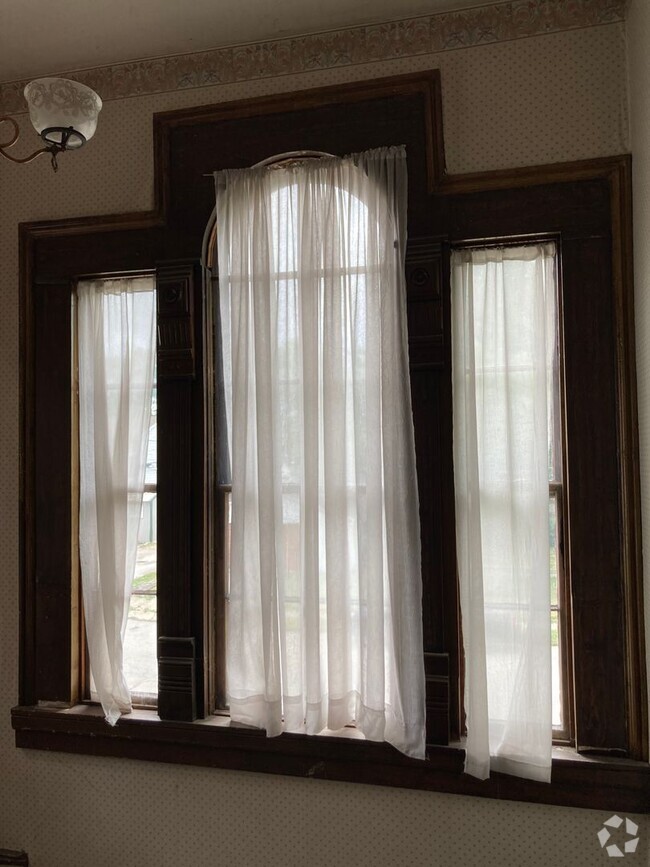 Building Photo - LARGE....2 Bedroom 1 Bath Unit #2 Rental