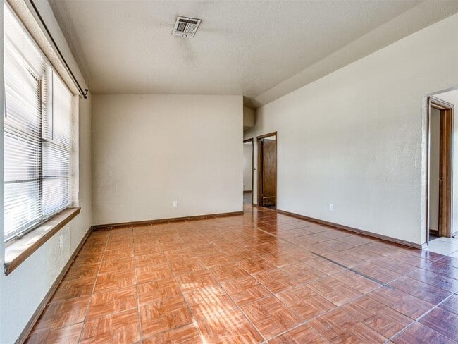 Photo - 837 Briarlane Rd