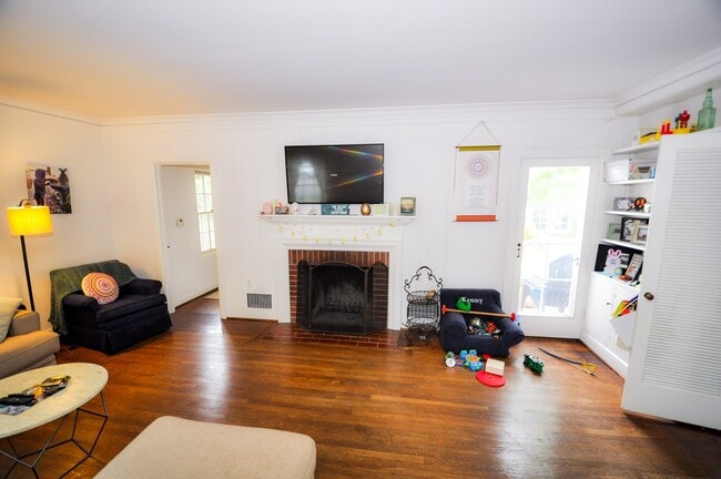 Photo - Beautiful 4 bedroom, 3 bath house. Available end of March. Long Term Unfurnished Rental!