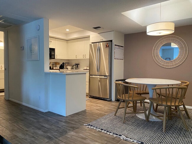 Photo - 1820 E Morten Ave Unidad 113