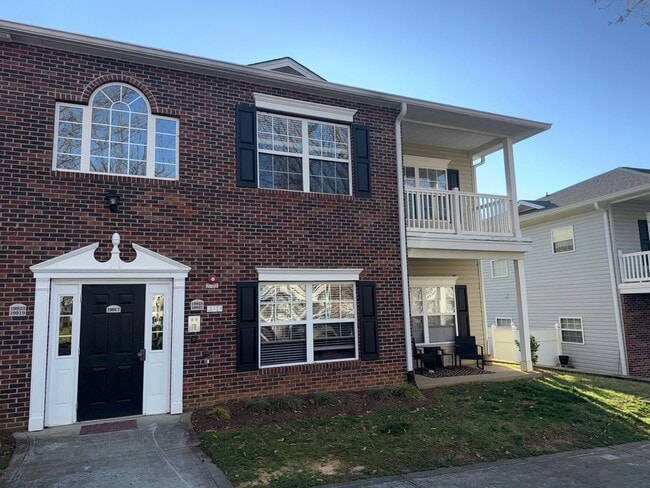 Building Photo - Renovated Cornelius Condo | Two Covered Balconies | Walk to Downtown & Antiquity | Lake Norman Area