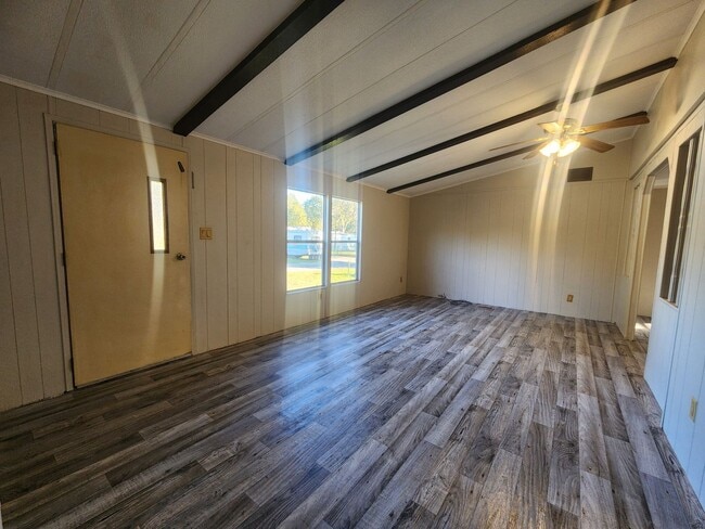 Photo - 2br - 2 Bed 2 Bath w/ screened porch and FULLY FENCED Backyard!