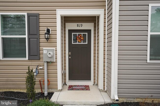 Photo - 819 Mersey Ln