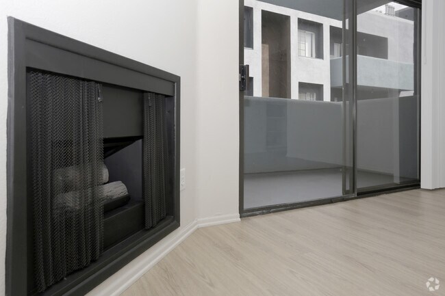 2BR, 2BA - 875 SF