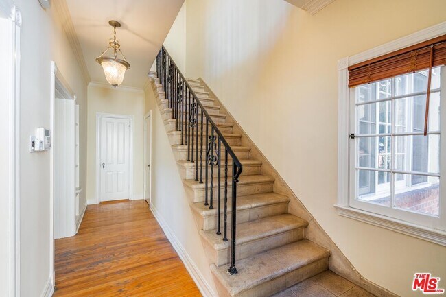 Photo - 1304 N Alta Vista Blvd Unit 1304