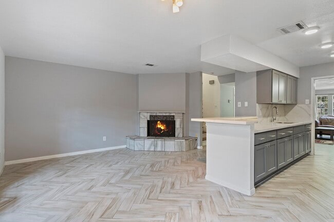 Photo - 5801 Lumberdale Rd Unidad True