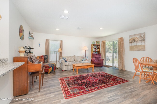 Photo - 711 Darlington Ave SW