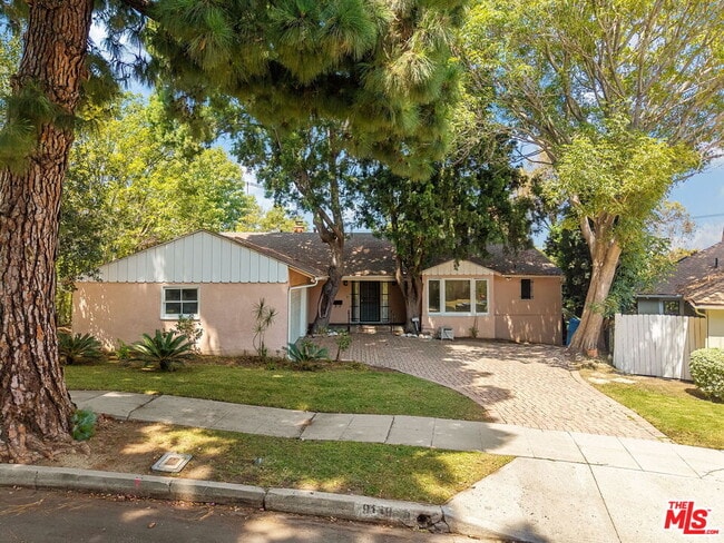 Building Photo - 9149 Hillsboro Dr