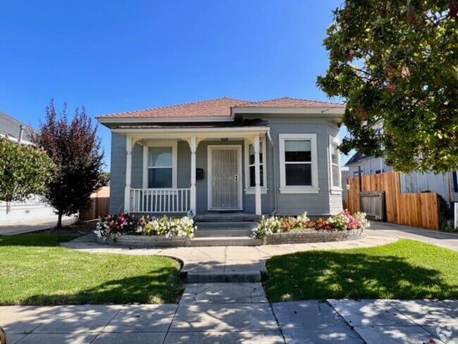 Building Photo - Historic Charm, Modern Comfort | 4BR + Den... Rental