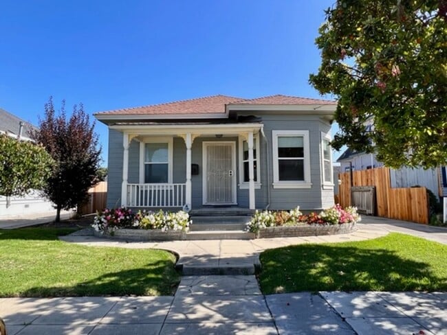 Historic Charm, Modern Comfort | 4BR + Den... - Historic Charm, Modern Comfort | 4BR + Den... House