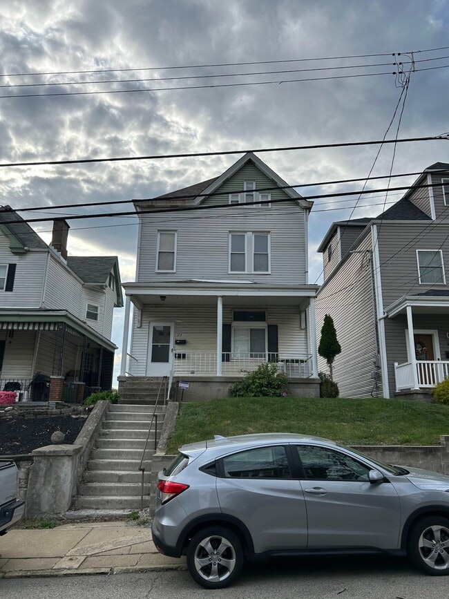 Building Photo - 314 Augusta St Unit First Floor Duplex
