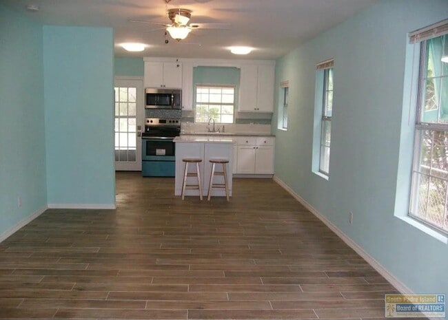 Photo - 121 E Monroe St