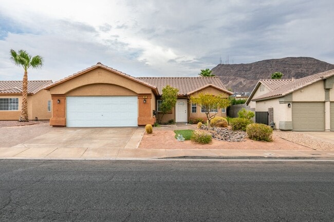 Building Photo - Black Mountain Retreat with Private Casita, Pool & No HOA