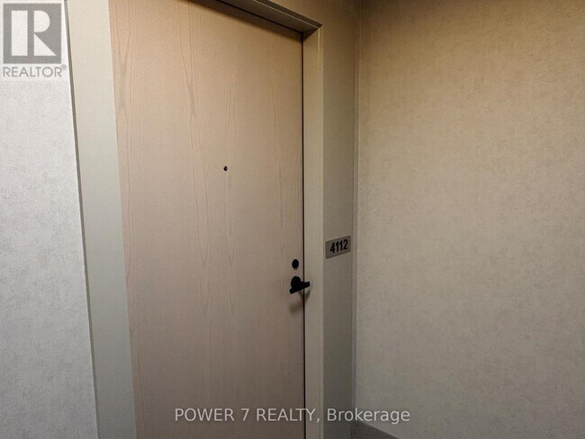 Photo - 8 Interchange Wy Unité 4112