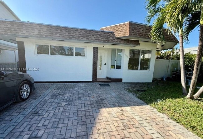 Building Photo - 716 NE 7th St Unit 1