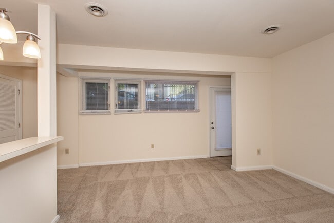 Photo - 246-254 E University Ave