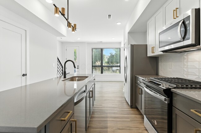 Building Photo - 1106 Oak St Unit 12 Rental