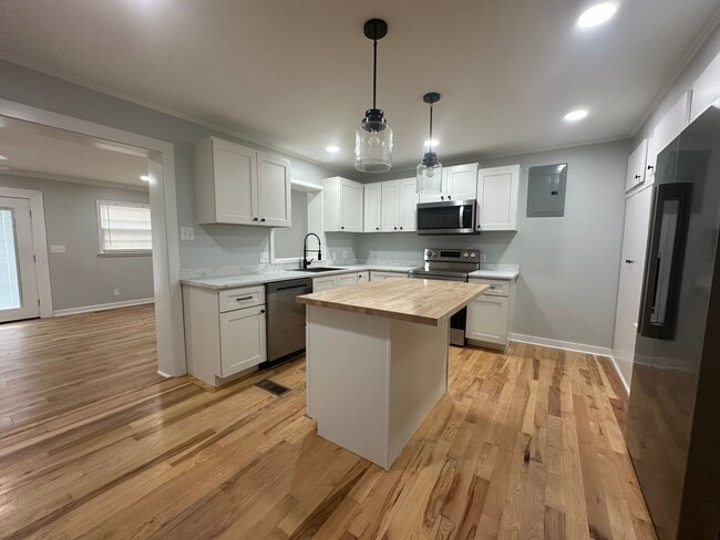 Building Photo - 3 Bedroom 2 Bathroom Spilt Unit in Wilmington