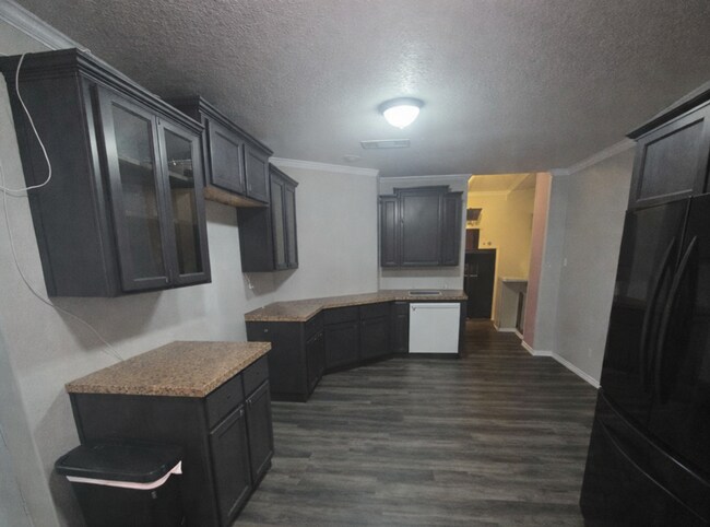 Photo - 4 bedroom 2 bathroom house! Housing accepted!