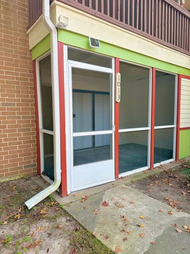 Building Photo - Now available! Charming 2 bed / 1 bath condo in a prime Tallahassee location. Unit 1013