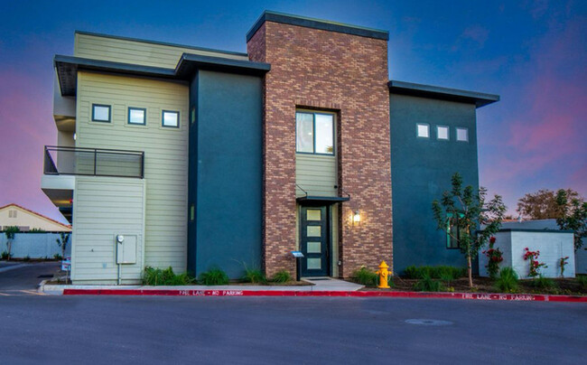 Photo - 165 E Lexington Ave Townhome