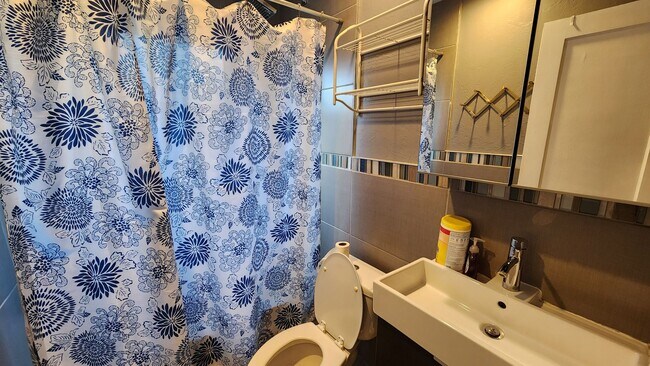 Photo - Beautiful 2 bedroom house with granite and...