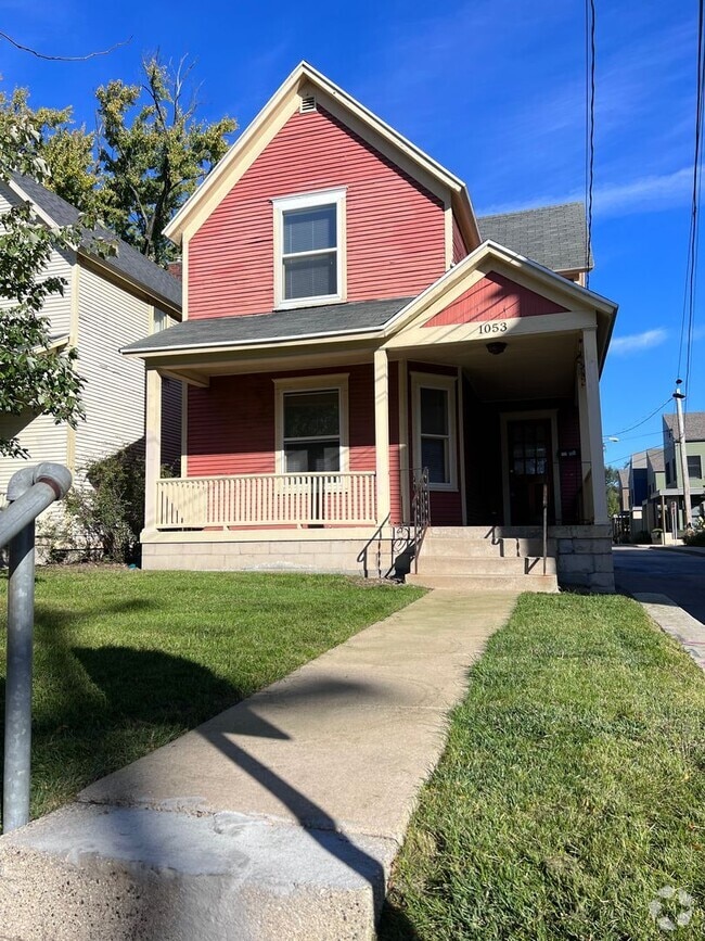 Building Photo - Three Bedroom Heritage Hill Home!