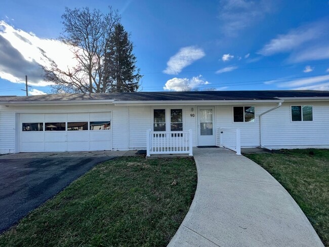 Photo - Massive Space! 4 Bedrooms 2 Bathrooms - Cr...