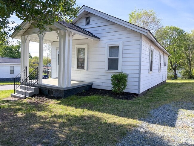 Building Photo - Great 3 bed 1 bath home coming in August!