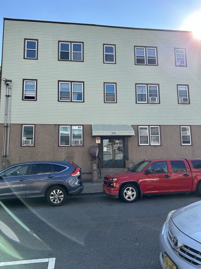 Building Photo - 46-48-48 E 17th St Unit 3L Rental
