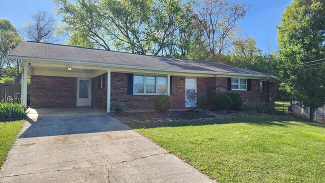 Building Photo - New and Clean with Fenced backyard in quie... Rental