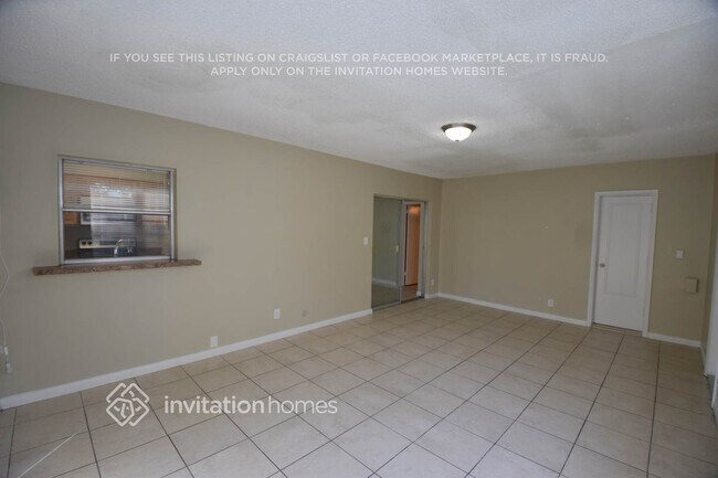 Photo - 921 E Hawthorne Cir