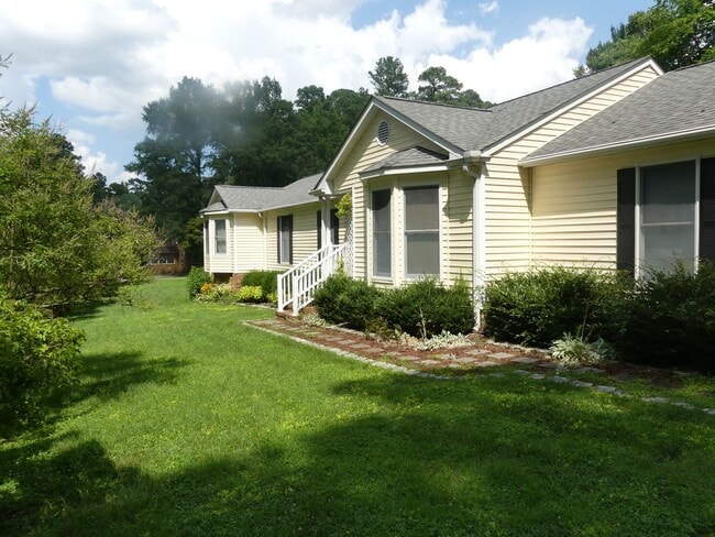 4 bedroom home with inlaw suite in down to... - 4 bedroom home with inlaw suite in down to...