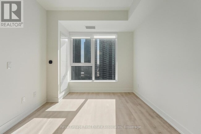 Photo - 60 Central Park Roadway Unité 1605