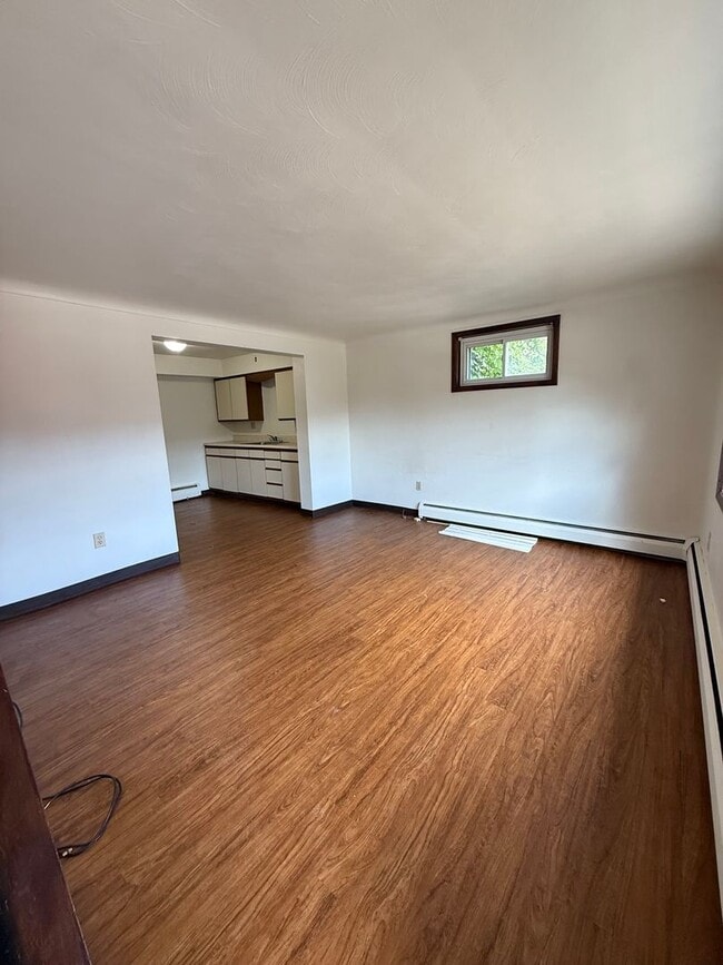 Building Photo - 2 Bedroom 1 Bathroom Apartment For Rent!