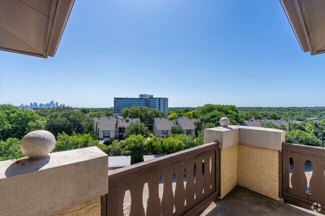 2BR, 2BA - 944SF - Balcony