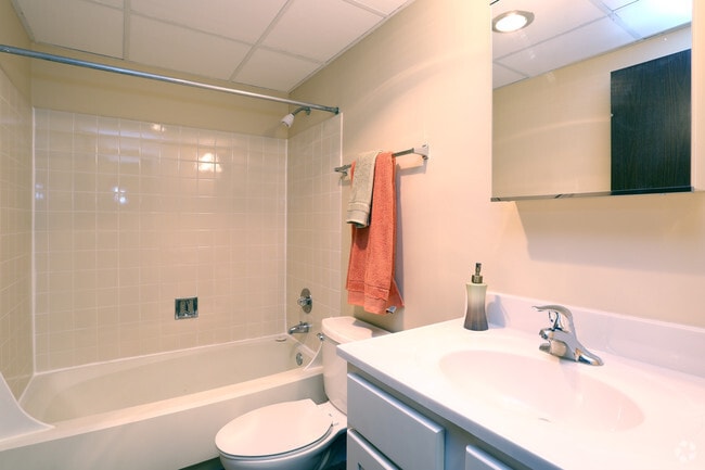 Studio, 1BA - Bathroom - Cinnamon Lake Towers