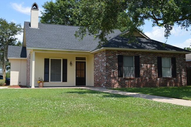 Building Photo - Beautiful 3 bedroom on corner lot in Azalea Lakes