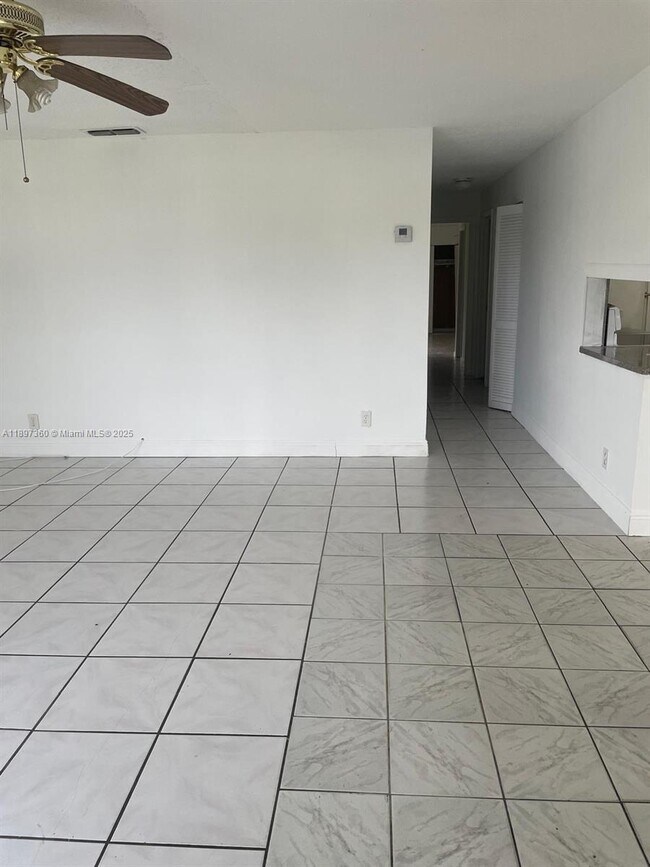 Photo - 810 SW 73rd Ave Unidad 810