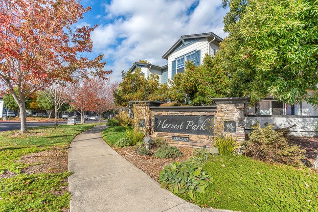 Harvest Park Apartment Homes está decorado con exquisitos árboles en toda la propiedad - Harvest Park Apartment Homes