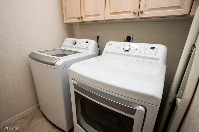 Building Photo - 7655 Pebble Creek Cir Unit 201