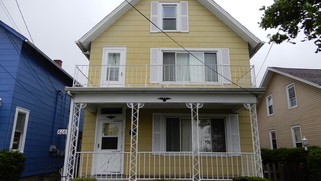 Duplex - 2 units Available - 606 E Market St Apartments