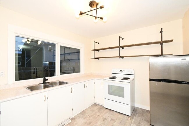 Photo - 4 bedroom in Prince George BC V2L 2V7