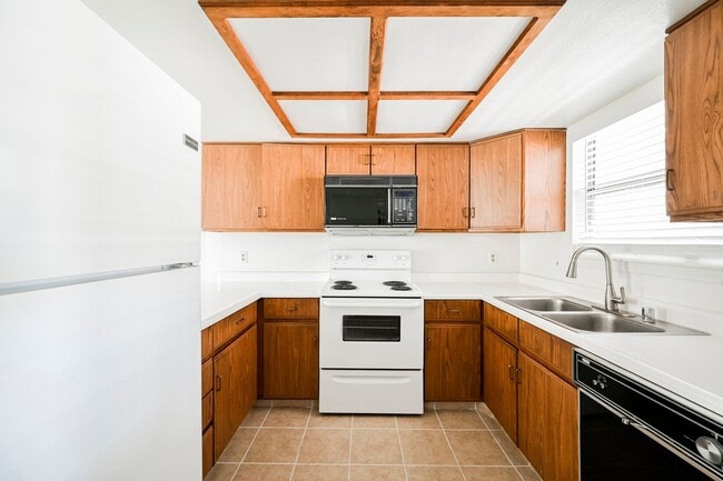 Building Photo - LOCATION! LOCATION! LOCATION! 2 bed 2 bath near UNLV & Las Vegas Strip!