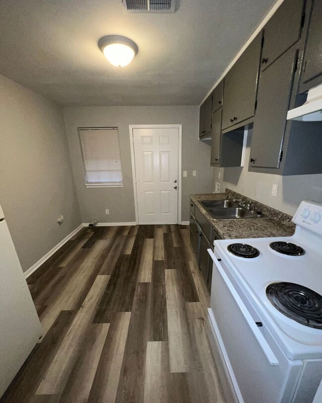 Photo - 2 Bedroom / 1 Bath Carrollton Apartment - Updated!