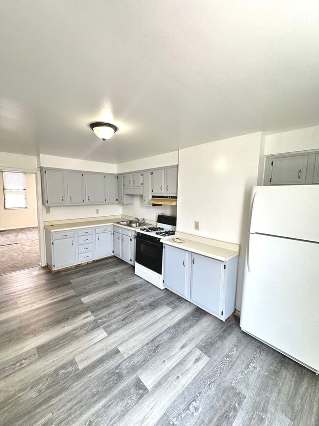 Building Photo - Updated 1 Bed, 1 Bath First Floor Unit 1