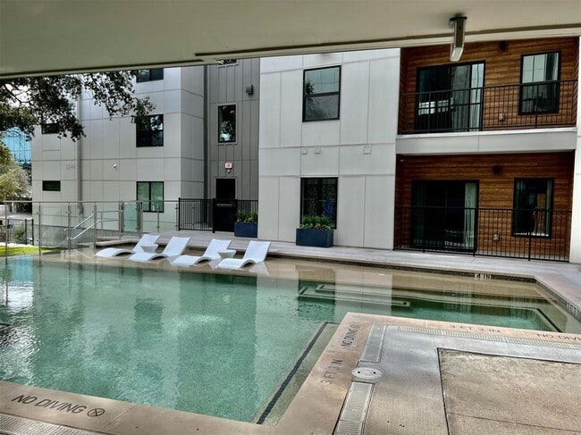 Building Photo - 2500 Longview St Unit 417